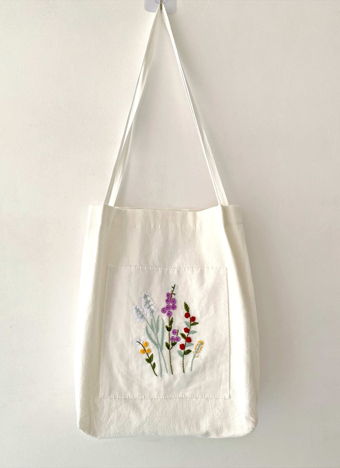 Exclusive Hand-Embroidered Linen Bag for Fashionistas