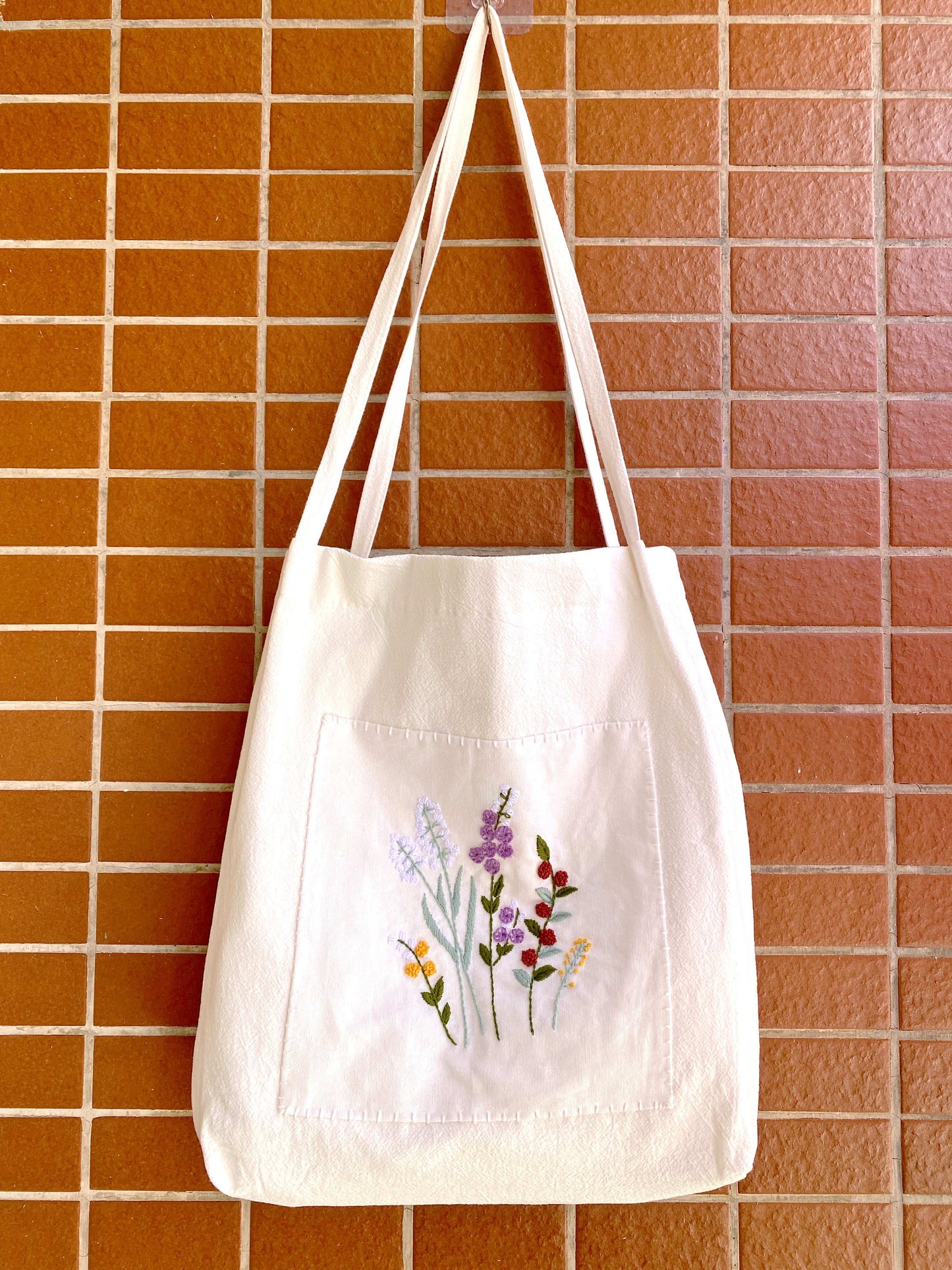 Minimalist hand-embroidered linen tote – sustainable and lightweight