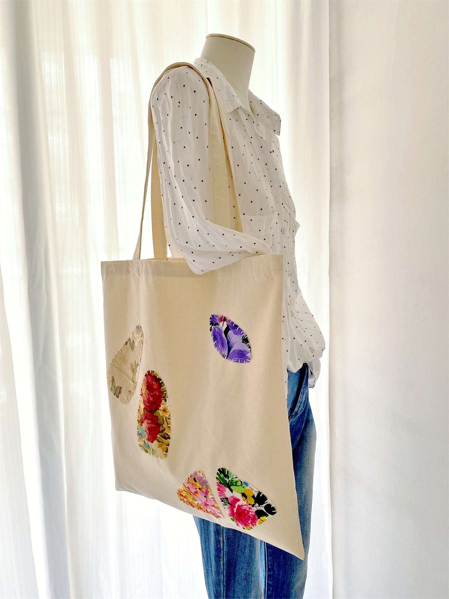 simple yet stylish women’s tote bag with organic material and modern structure