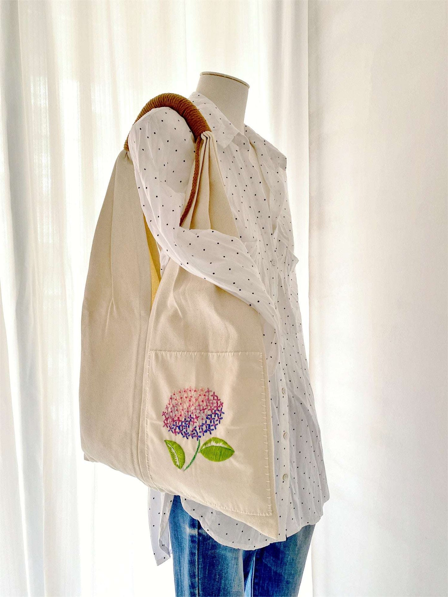 Elegant shoulder bag with personalized flower embroidery for sustainable gift giving