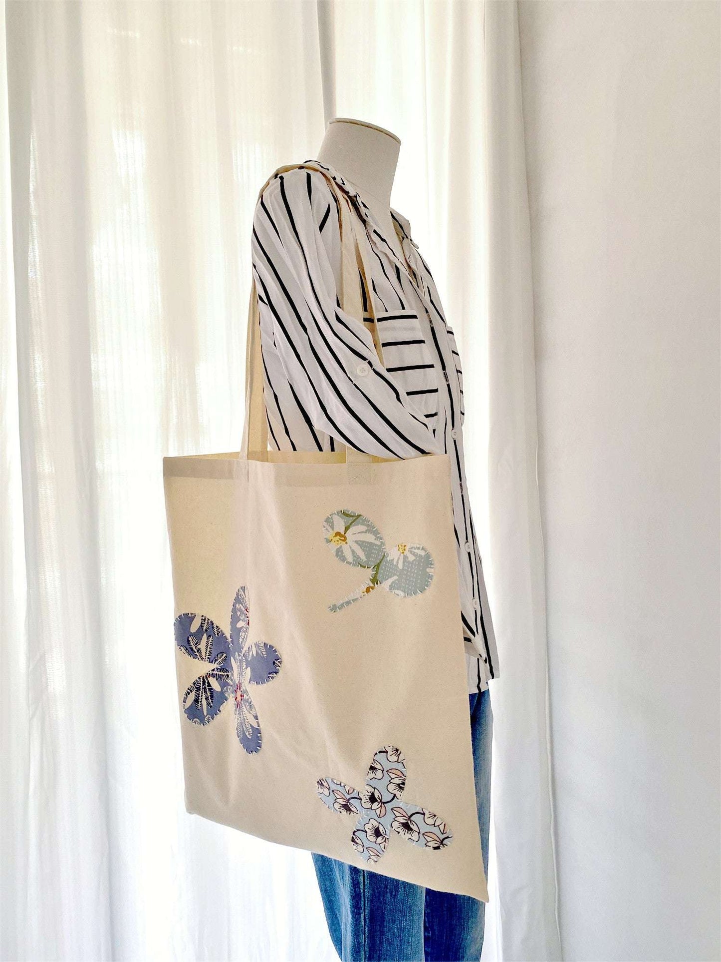 elegant oversized women’s tote bag, perfect for work or travel