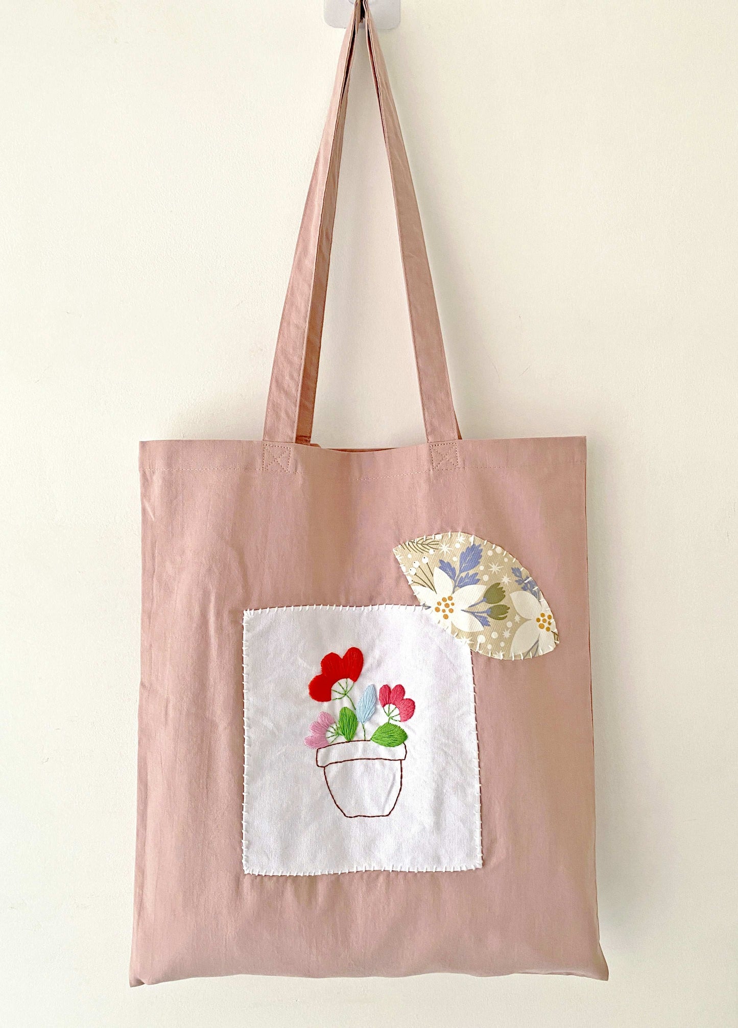 Lightweight sustainable shopping bag with artistic DIY embroidery