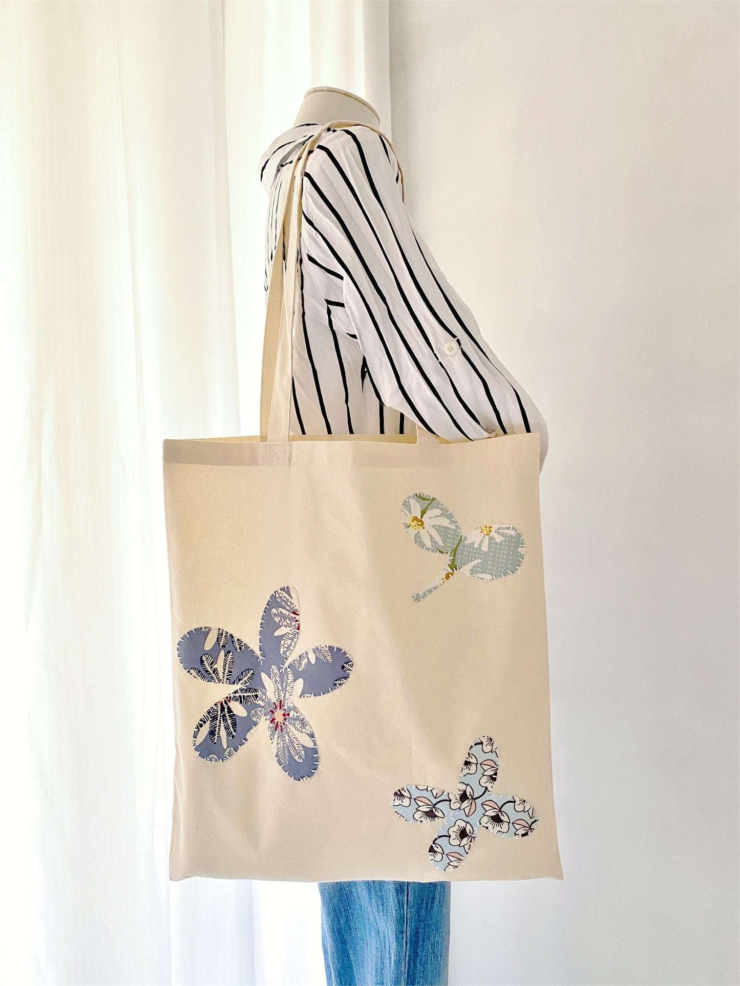 fashionable women’s bag with high storage for weekend adventures