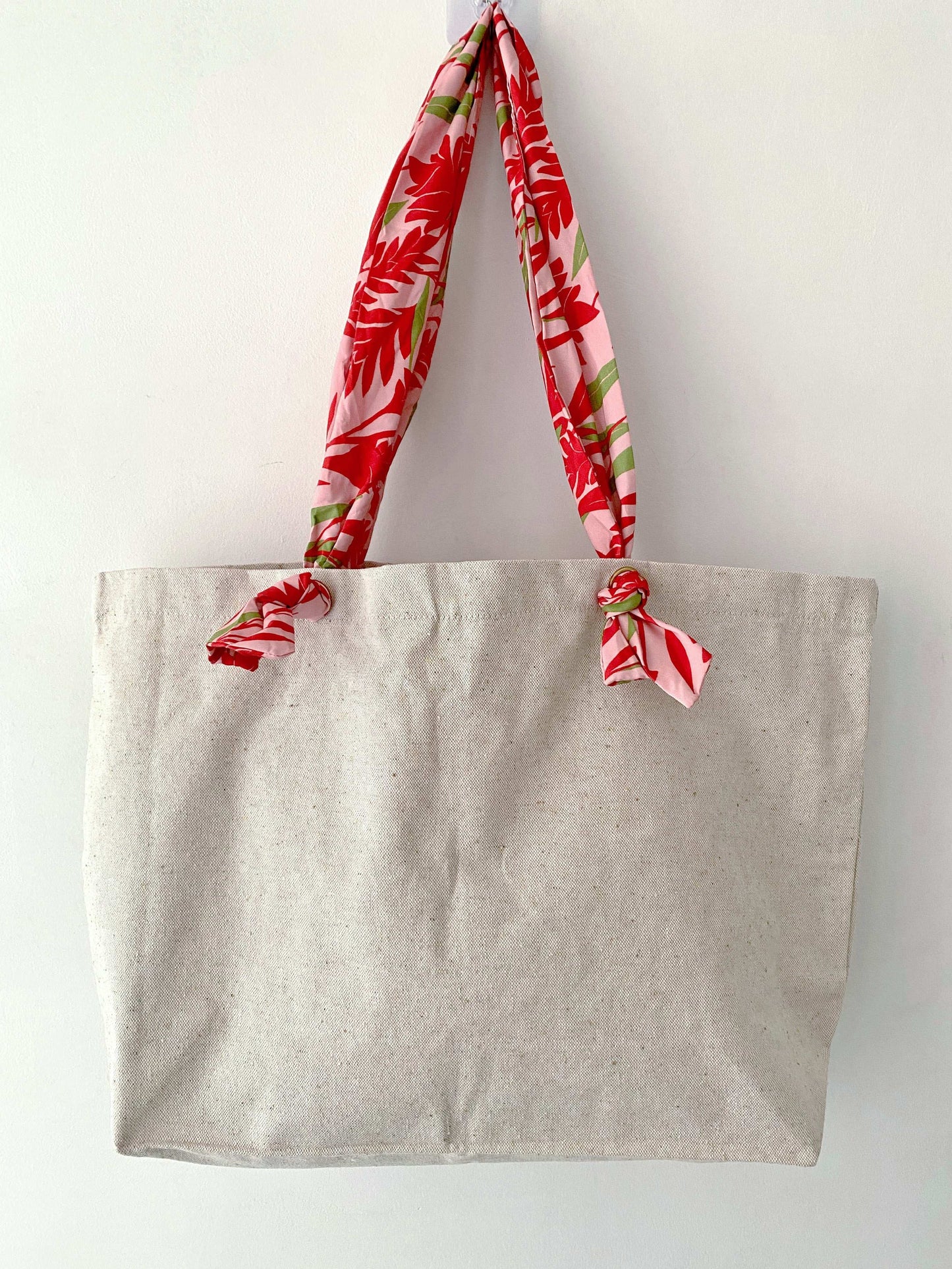 Natural fiber women's shoulder bag blending durability and handcrafted patchwork for a touch of artistic elegance