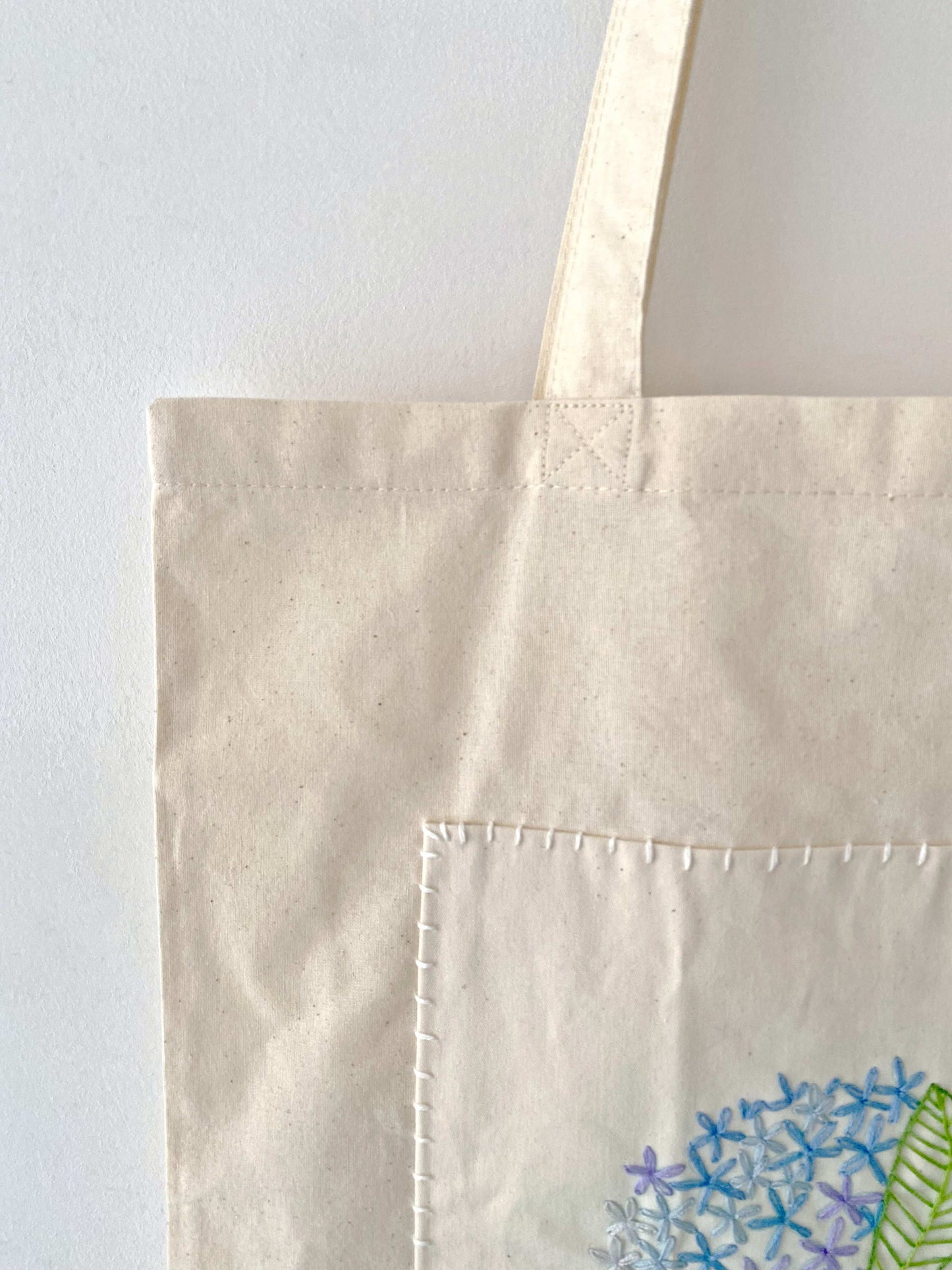 Minimalist cotton bag with artisanal embroidery