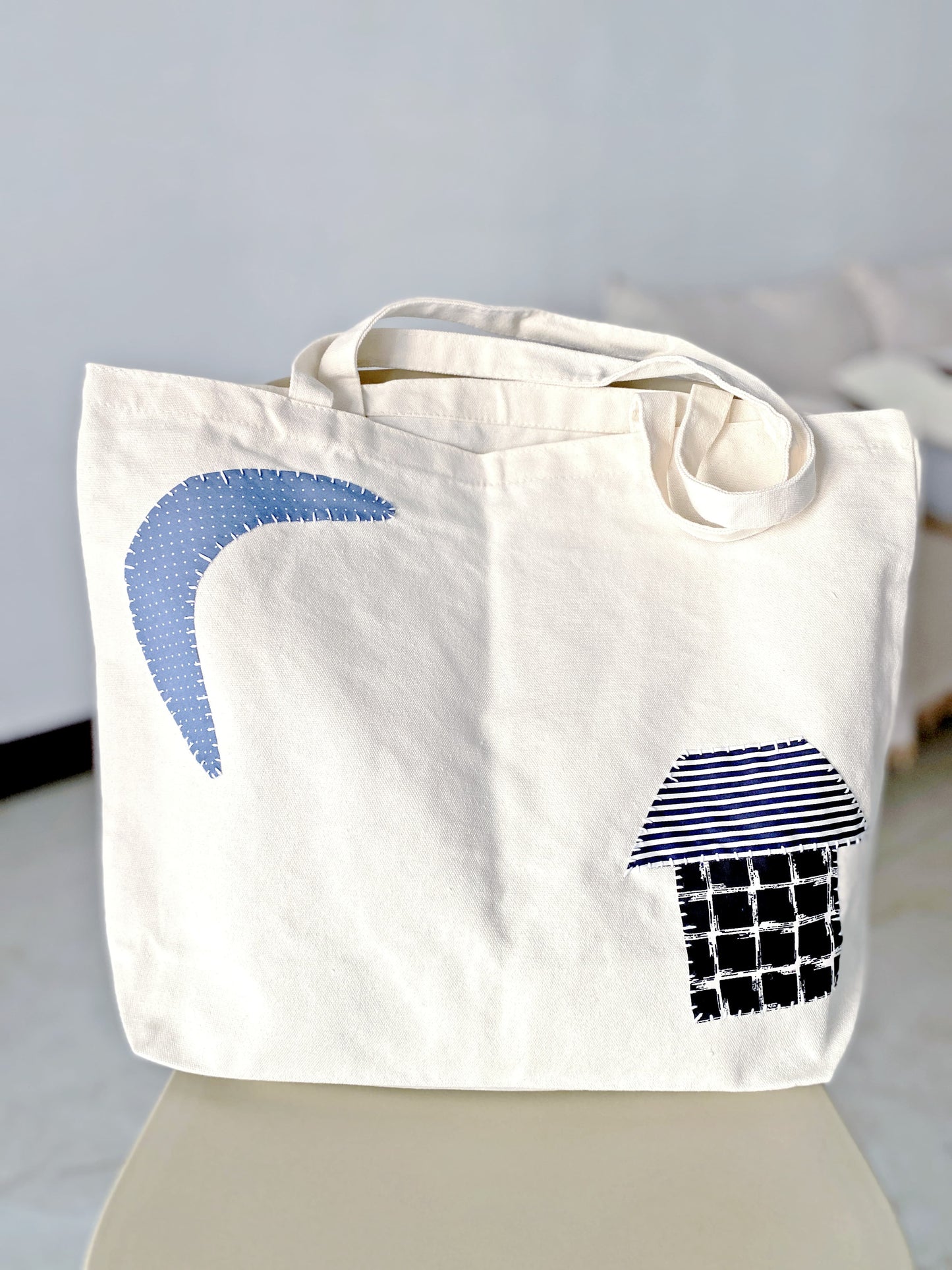 large capacity canvas shoulder bag for women who love minimalism
