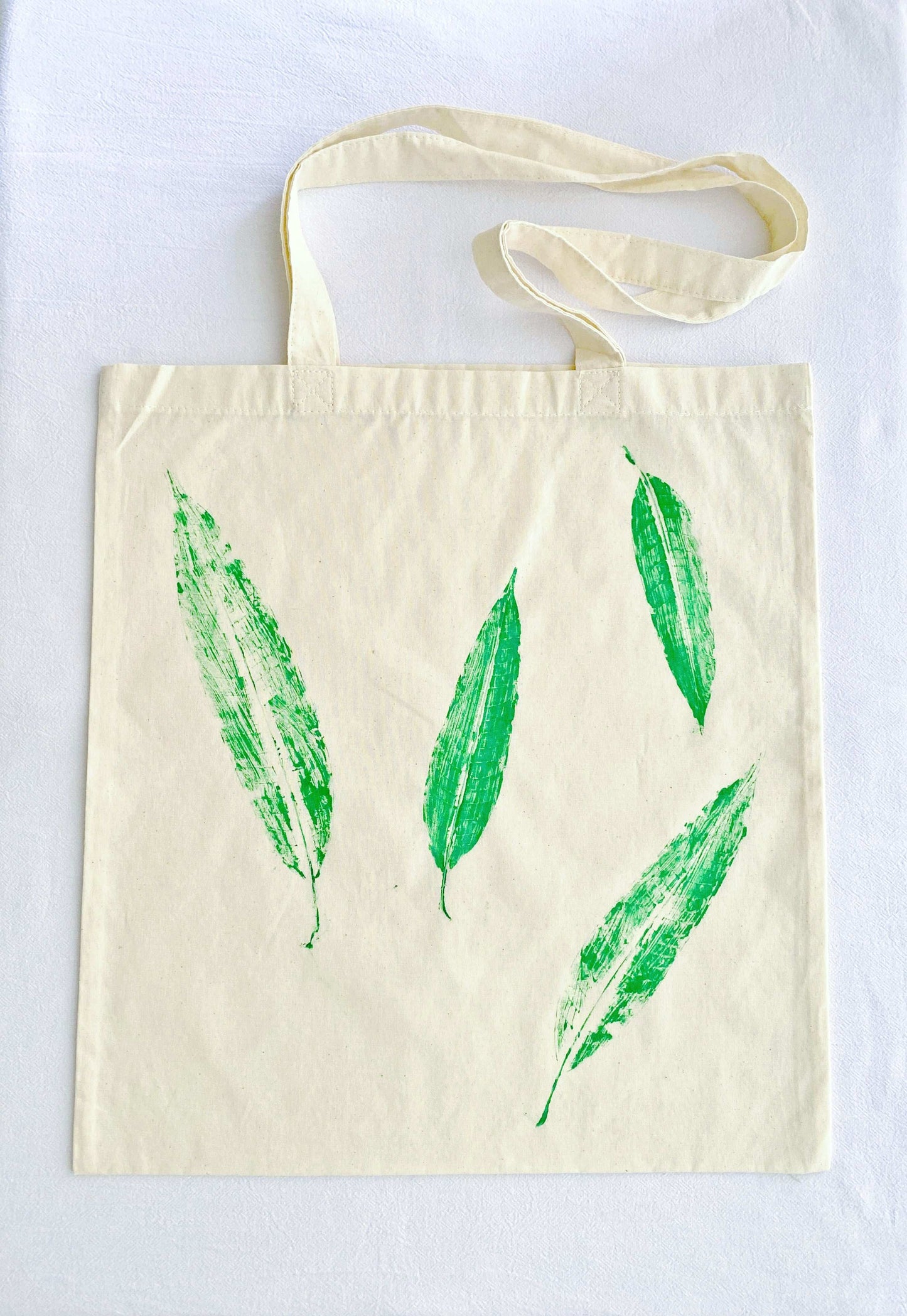 Natural cotton shoulder bag for travel and leisure