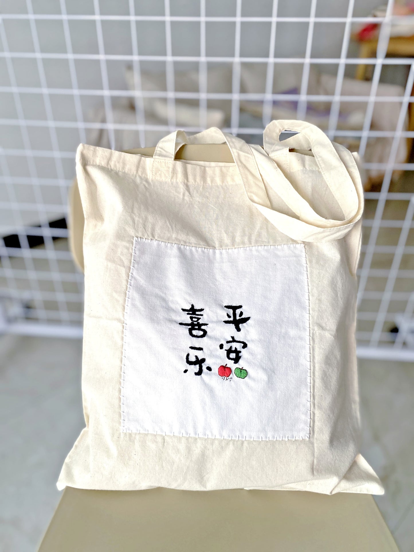 Minimalist cotton tote featuring handcrafted Chinese lettering embroidery, ideal gift for art and culture enthusiasts