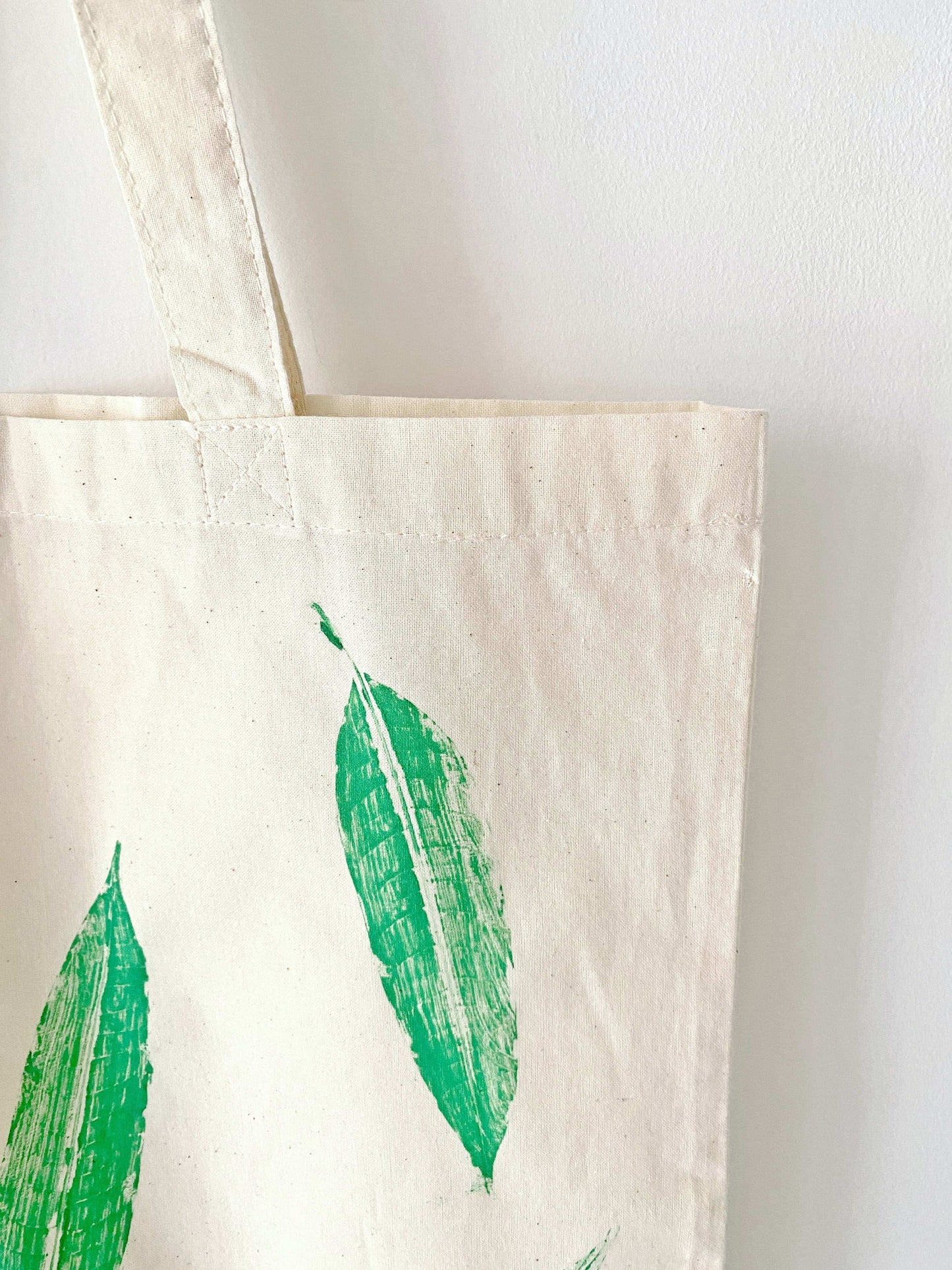 Lightweight women’s tote with sustainable leaf print