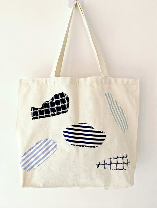 Delicately stitched patchwork bag for stylish gift giving