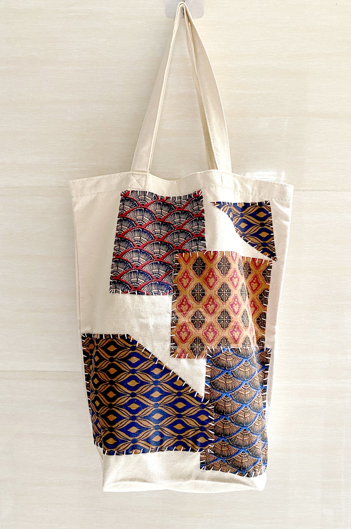 Durable Women’s Canvas Tote with DIY Handcrafted Patchwork Design, Ideal for Shopping, Travel, and Everyday Use