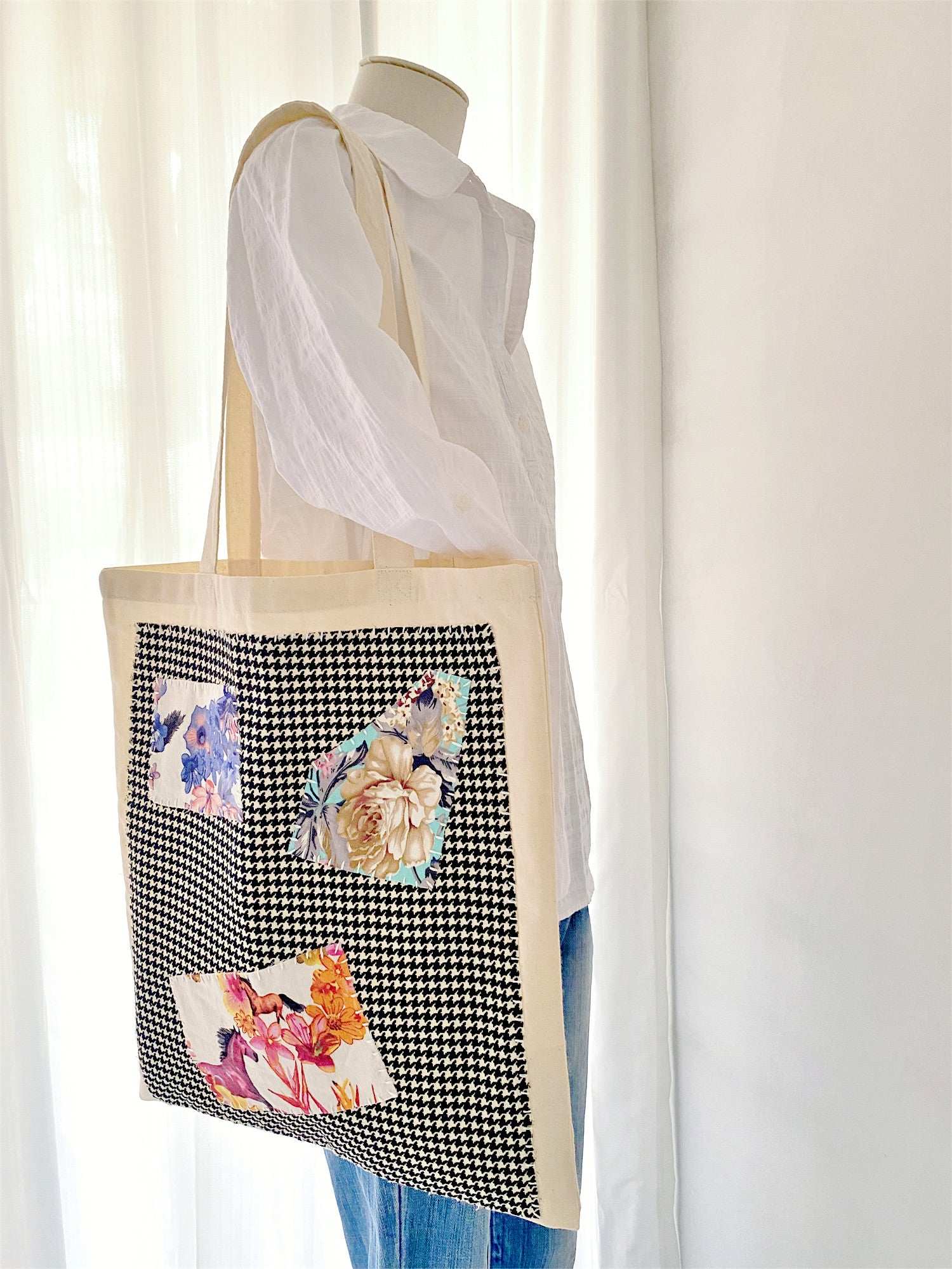 trendy large capacity women’s tote bag with modern design