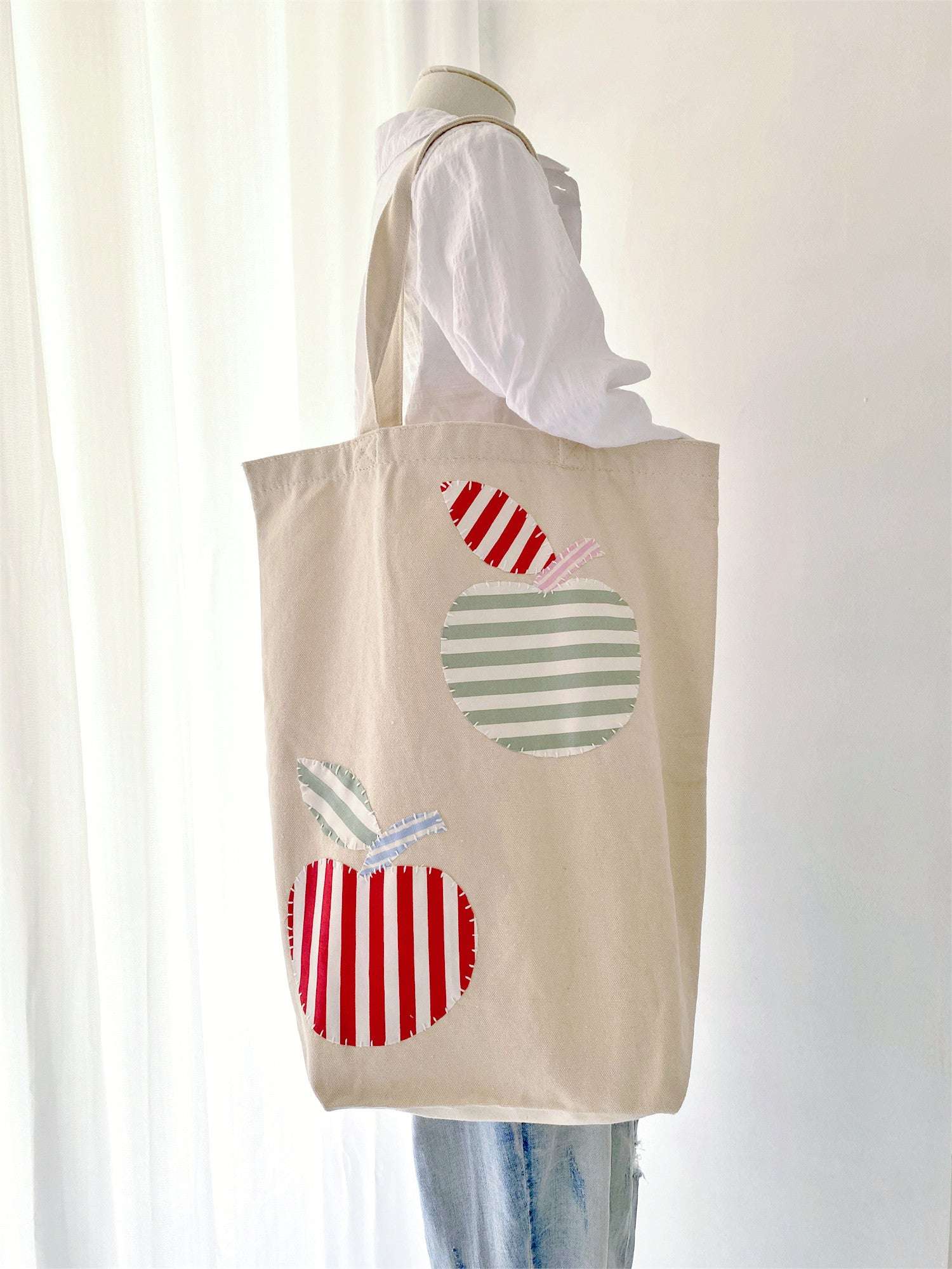 Women's eco-friendly bag in sustainable cotton, accented by handcrafted patchwork for serene styles