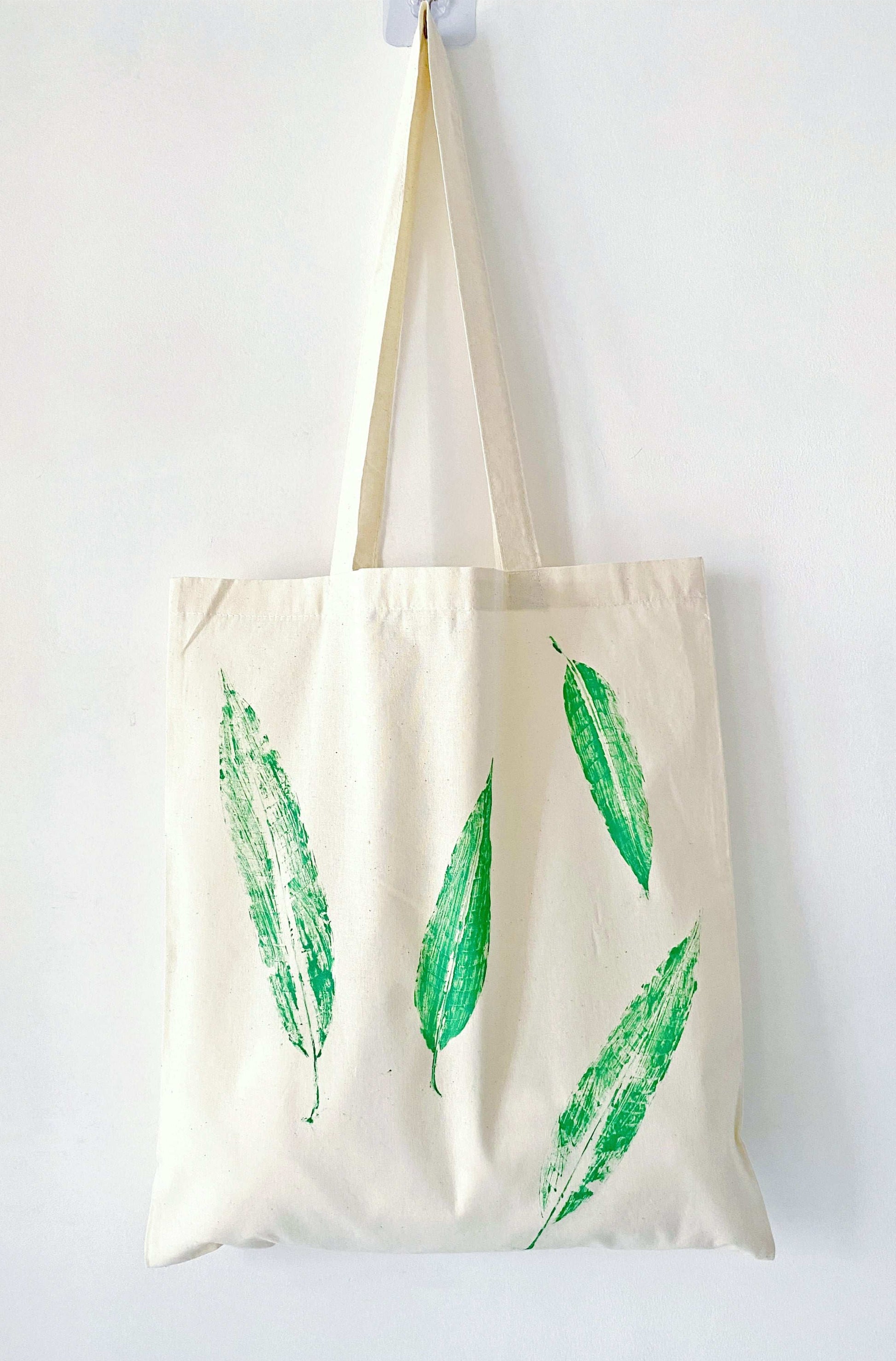 Relaxed chic tote for women with natural leaf design