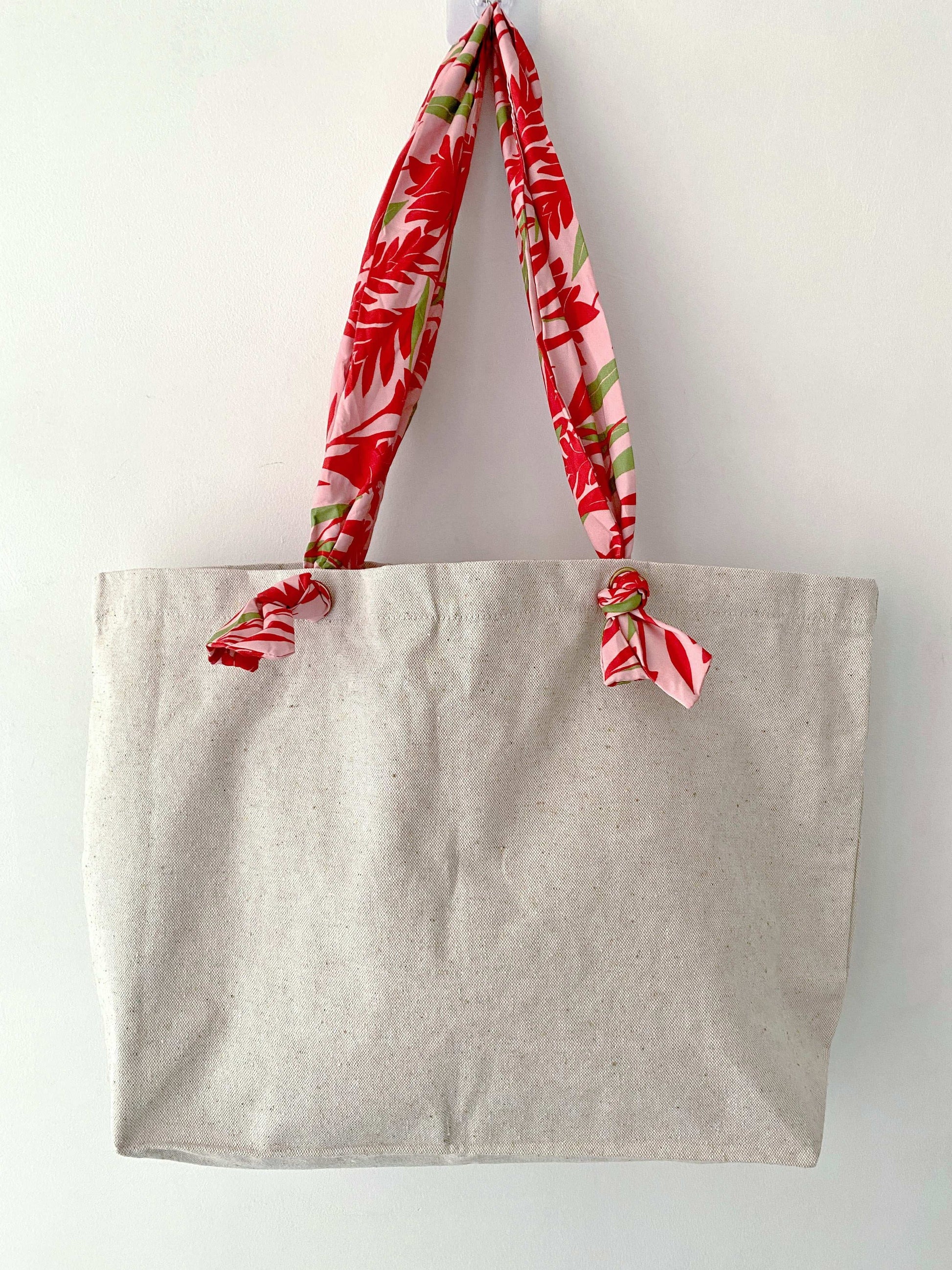 Natural fiber women's shoulder bag blending durability and handcrafted patchwork for a touch of artistic elegance