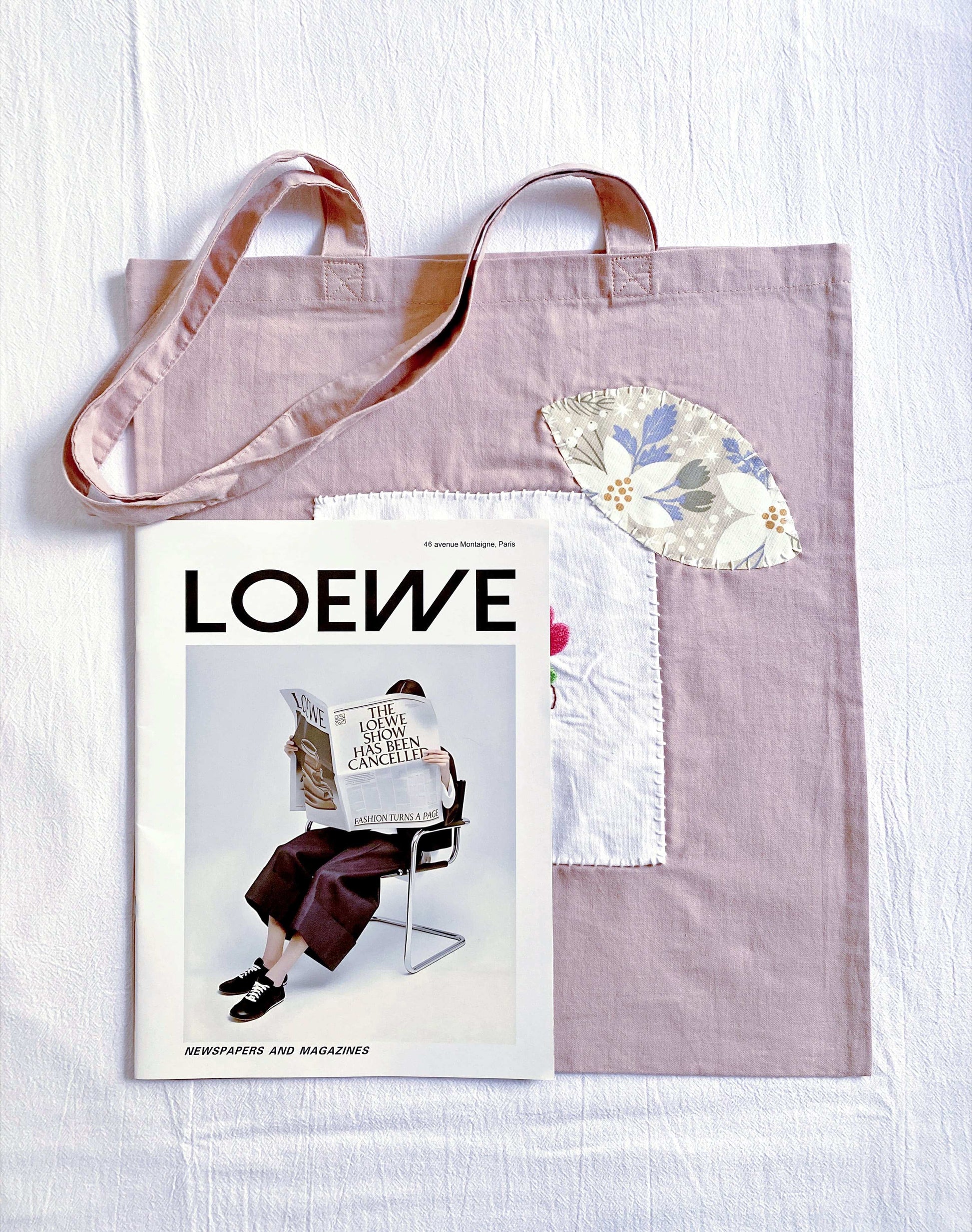 Minimalist large-capacity tote featuring delicate hand-embroidered flowers