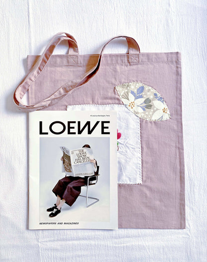 Minimalist large-capacity tote featuring delicate hand-embroidered flowers