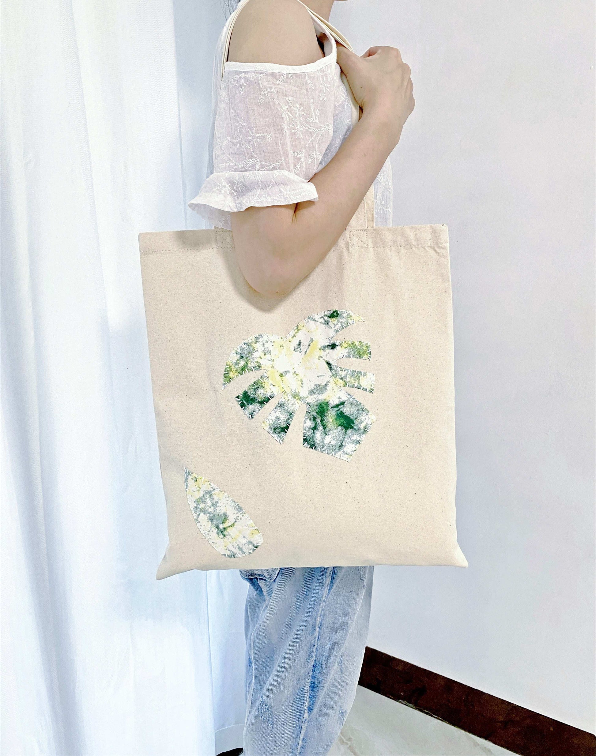 classic cotton canvas tote with creative design details for travel