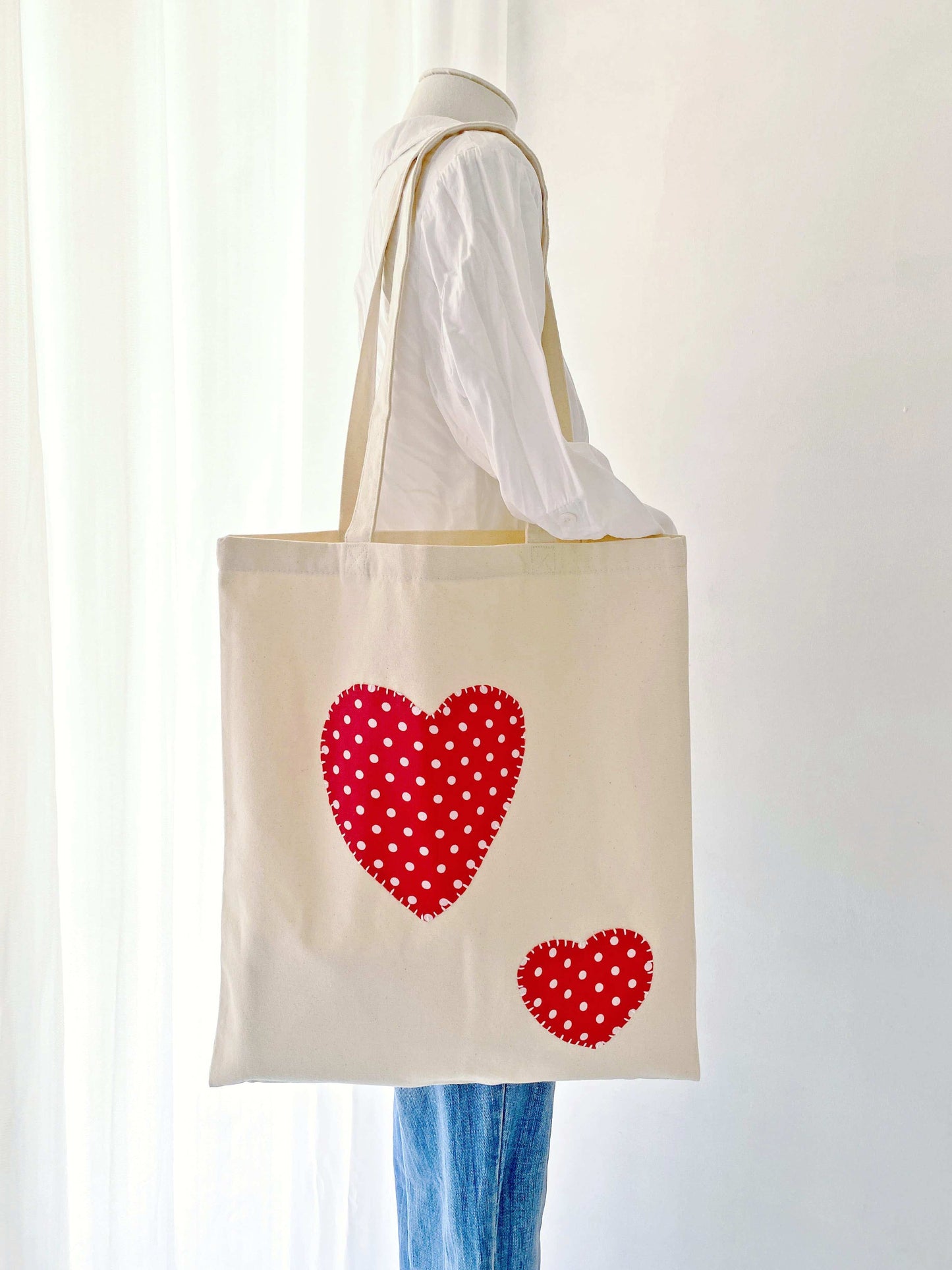Durable eco-friendly shoulder bag in natural materials for sustainable style