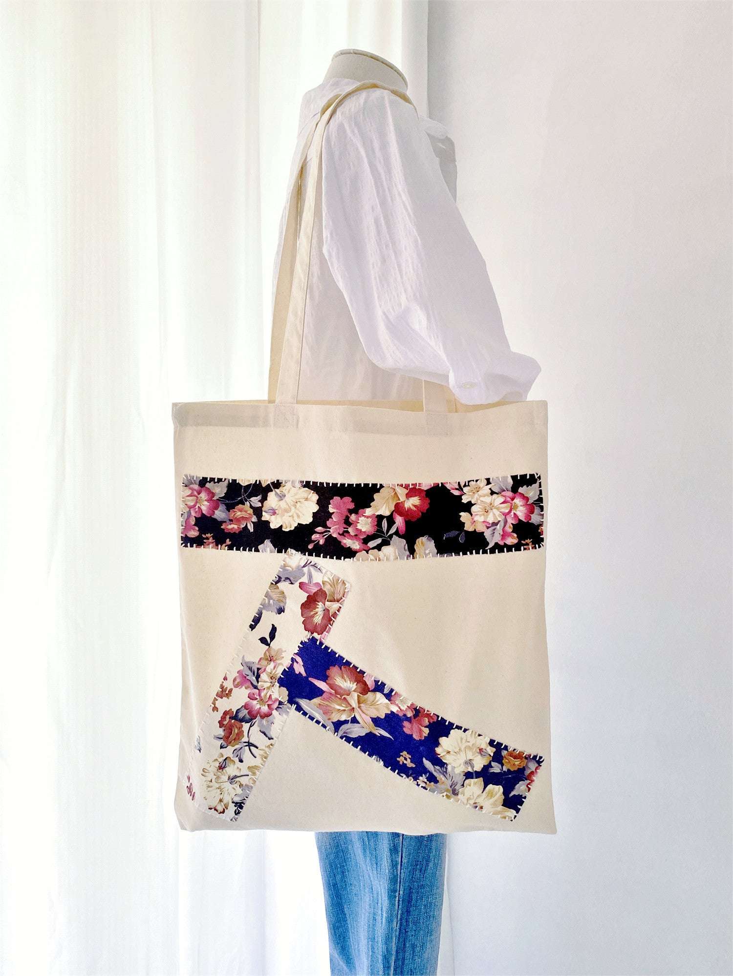 Durable shoulder bag in organic cotton with unique fabric artistry