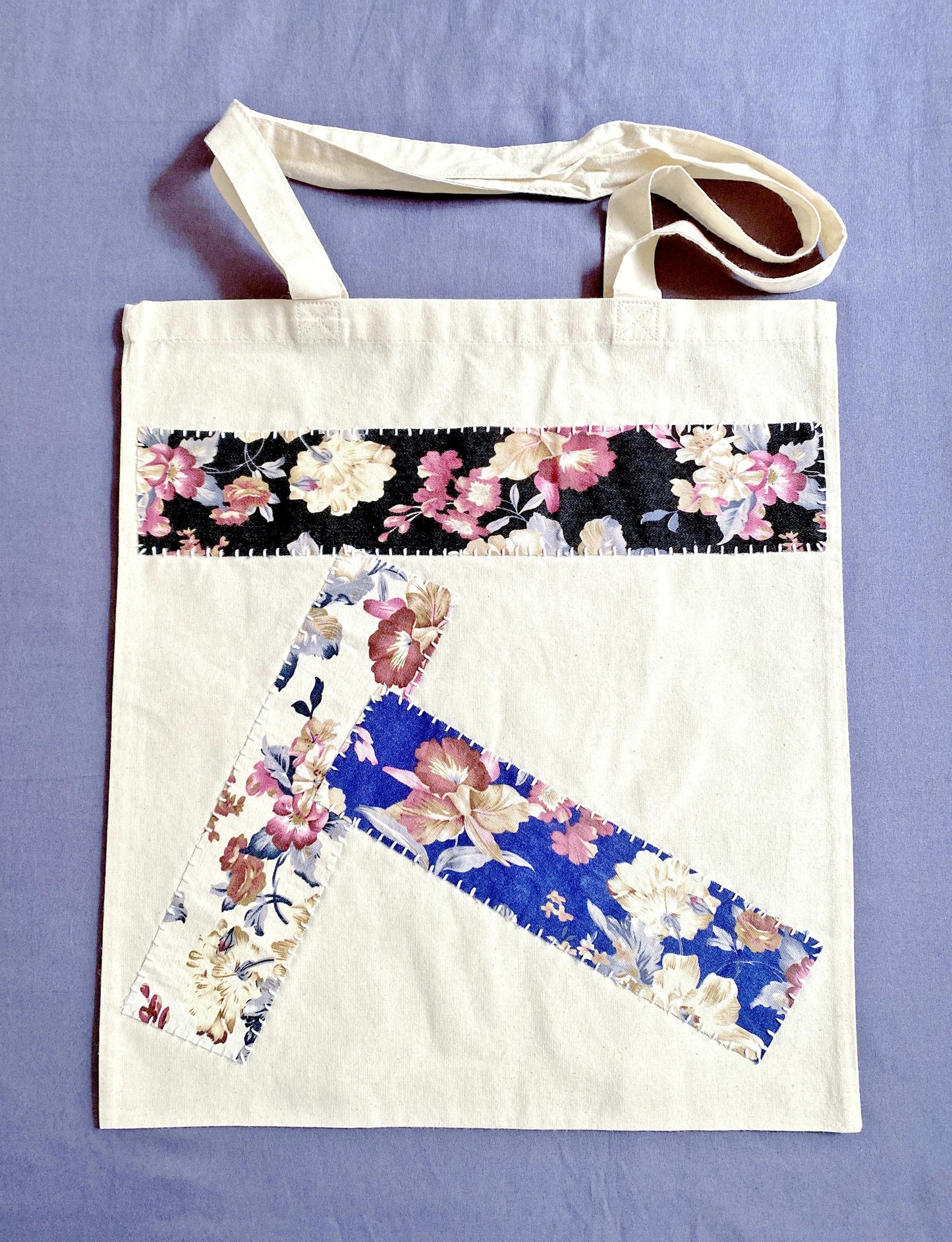 Relaxed-style canvas bag perfect for weekend coffee runs and city strolls