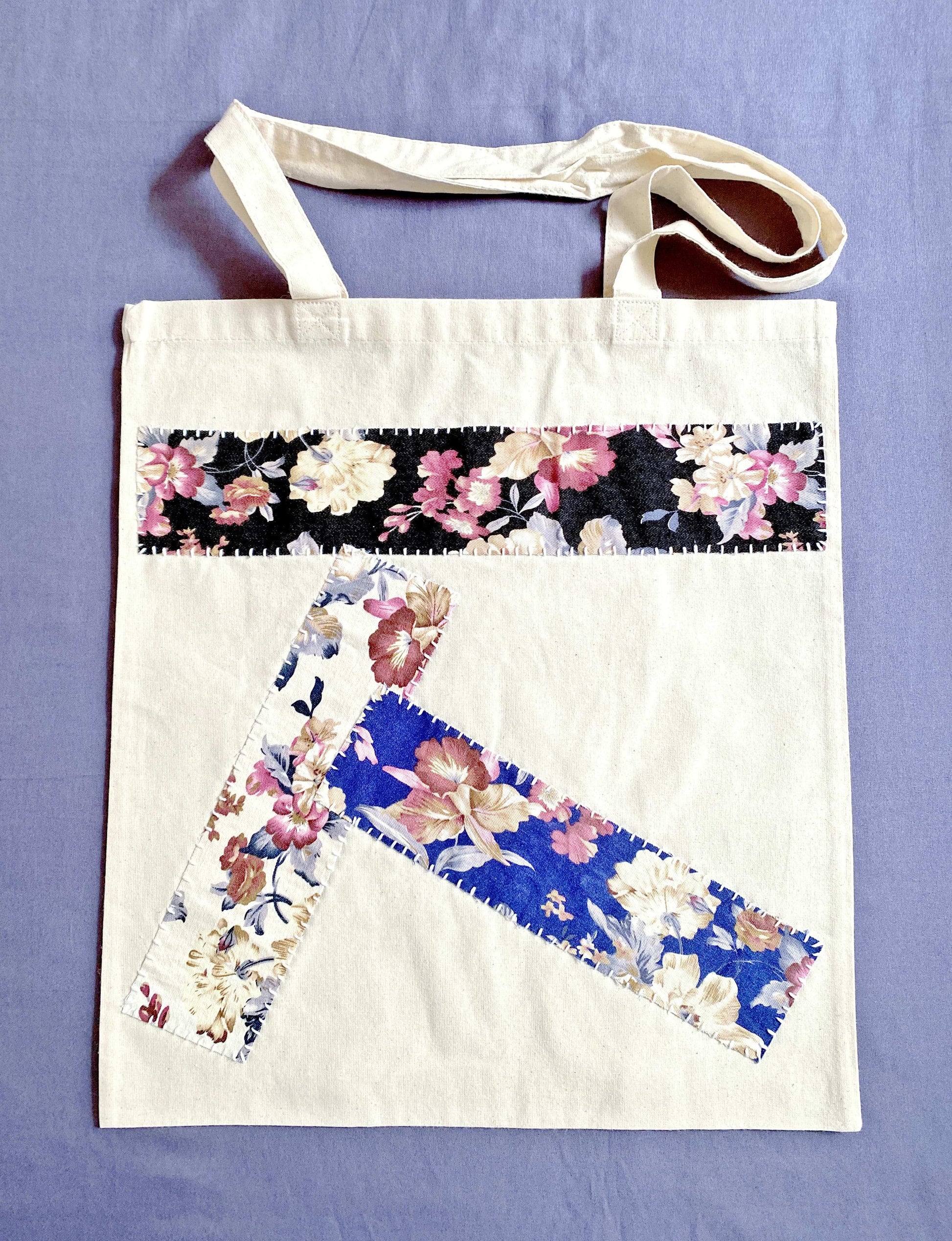 Relaxed-style canvas bag perfect for weekend coffee runs and city strolls