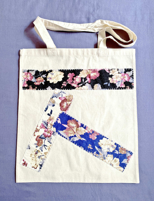 Relaxed-style canvas bag perfect for weekend coffee runs and city strolls