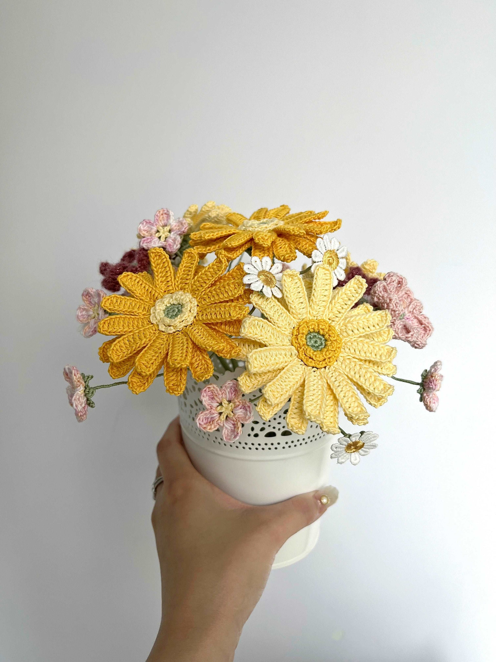 Elegant Handwoven Yellow Daisy Flower Bouquet for Celebrations