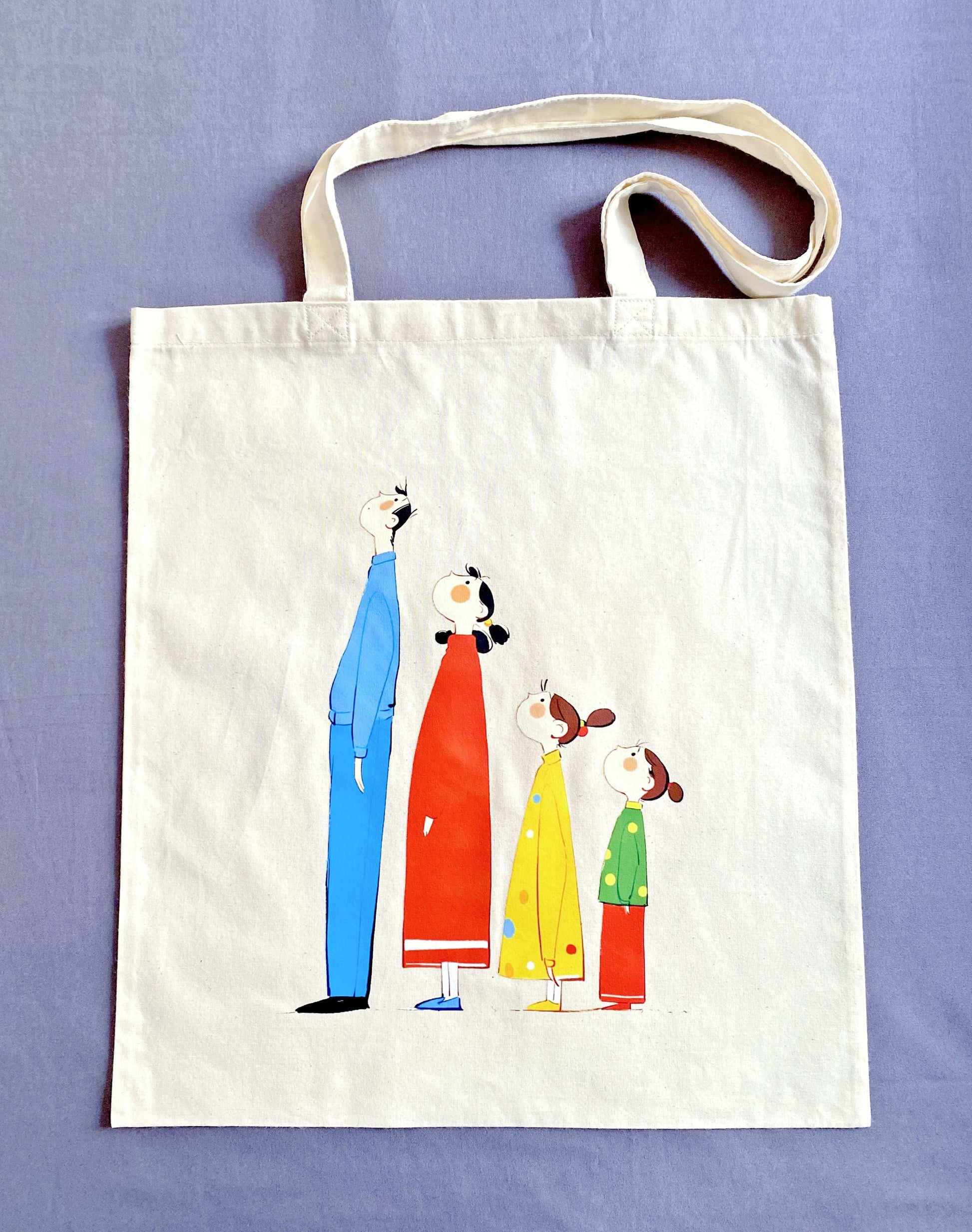 Soft and lightweight cotton shoulder bag with a unique family illustration, ideal for slow living and sustainable fashion lovers.