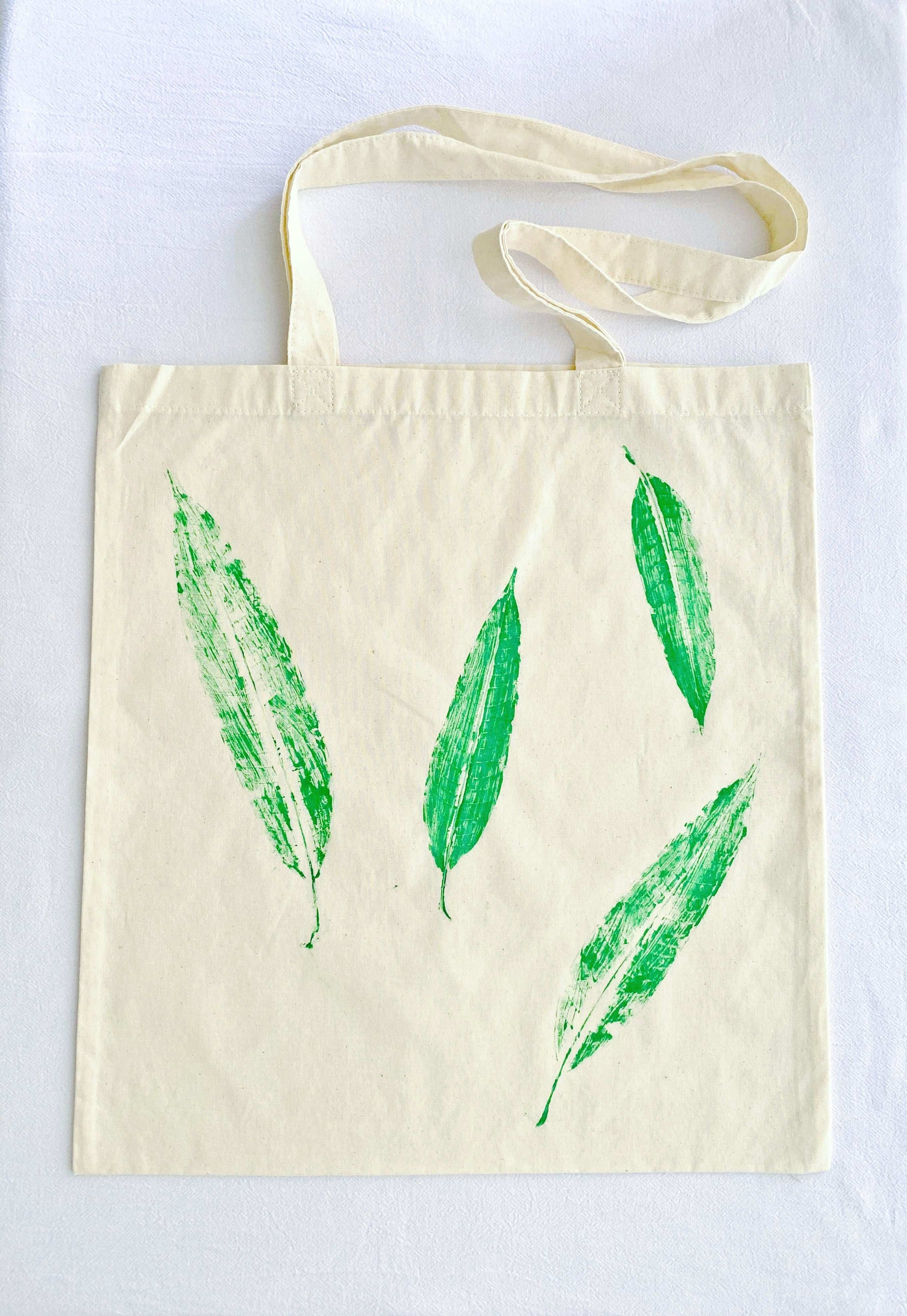Natural cotton shoulder bag for travel and leisure