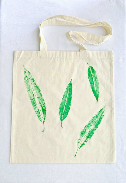 Natural cotton shoulder bag for travel and leisure