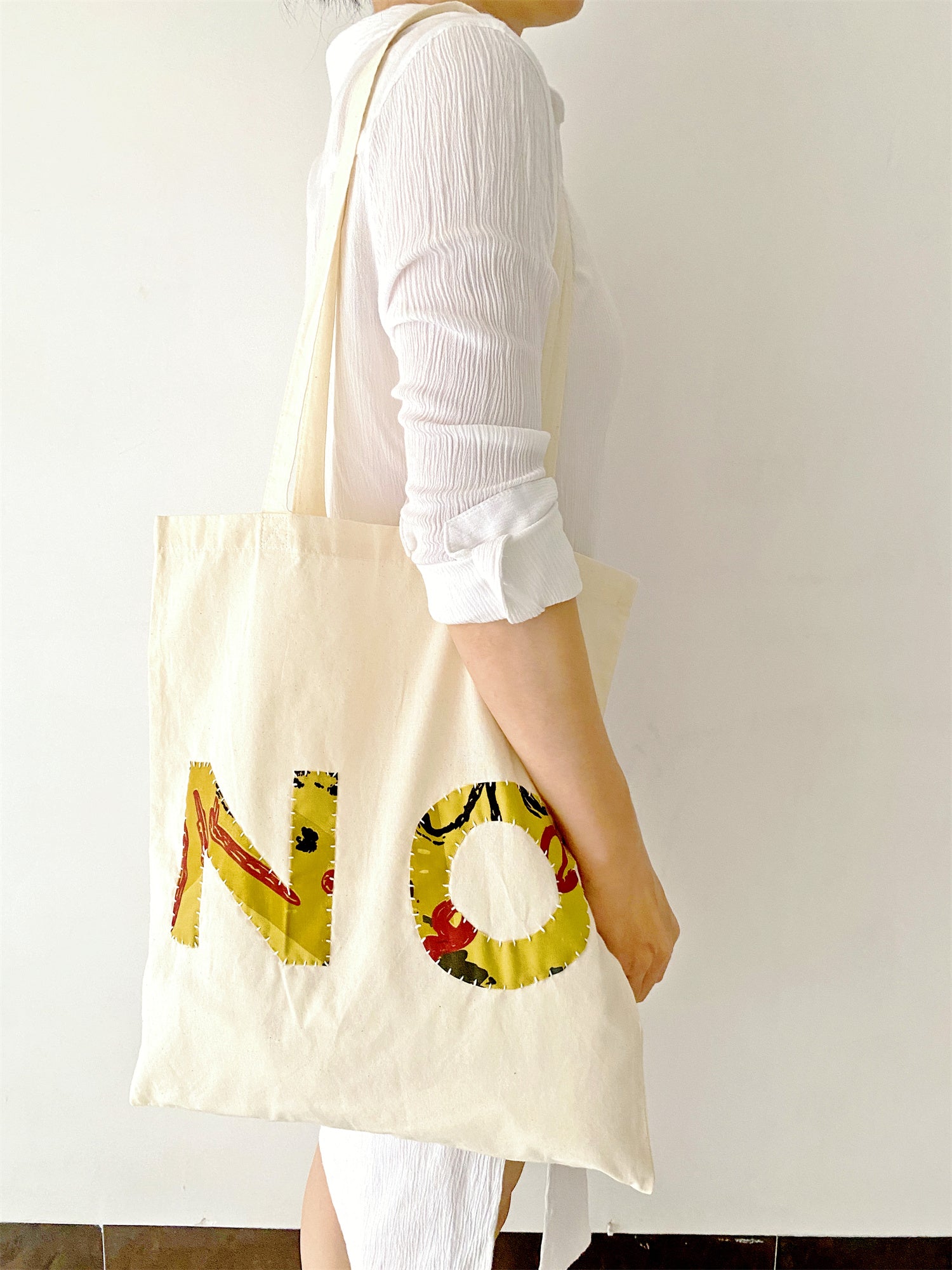 how to style a tote bag