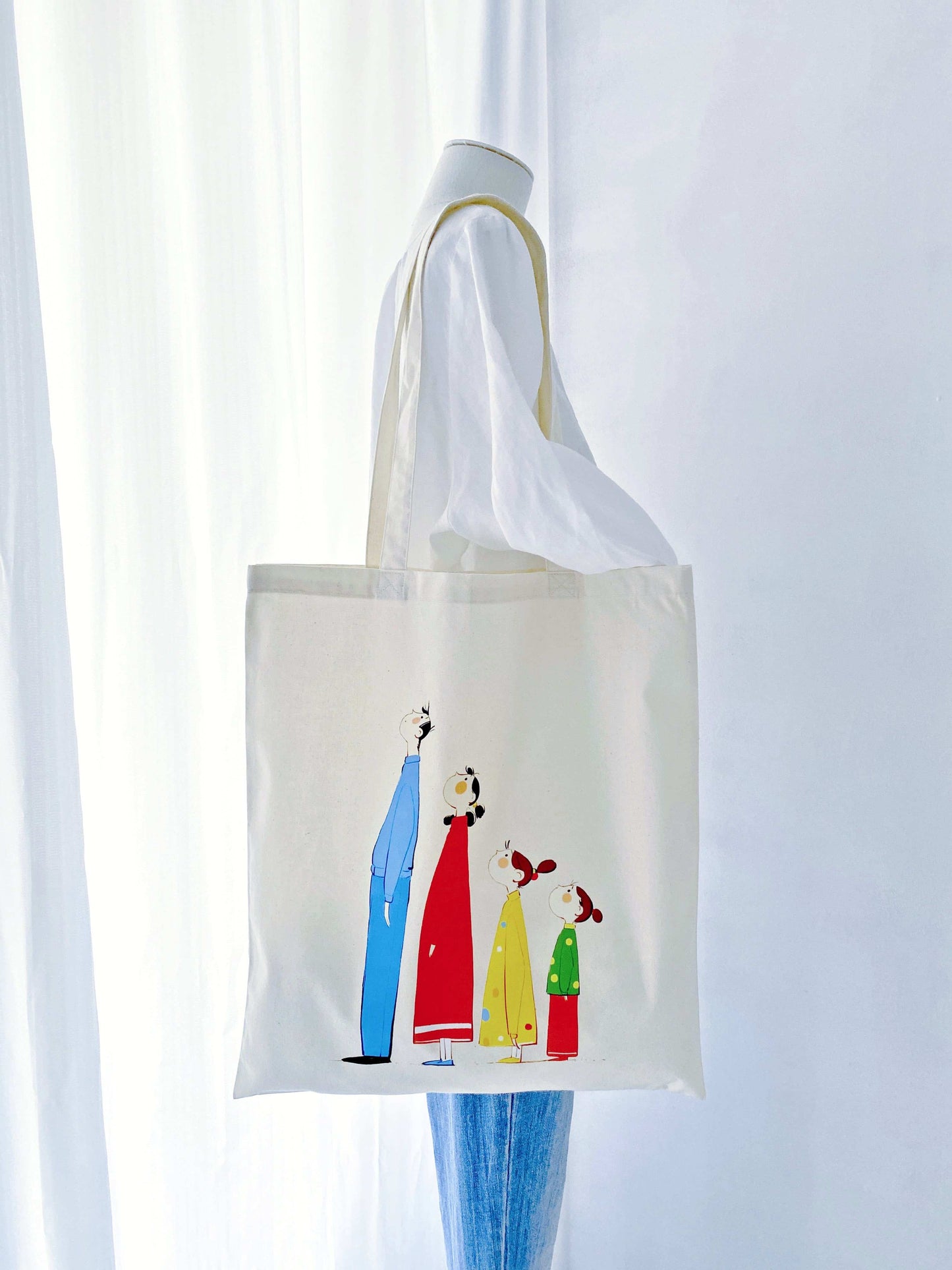 Lightweight cotton tote ideal for casual weekend getaways.