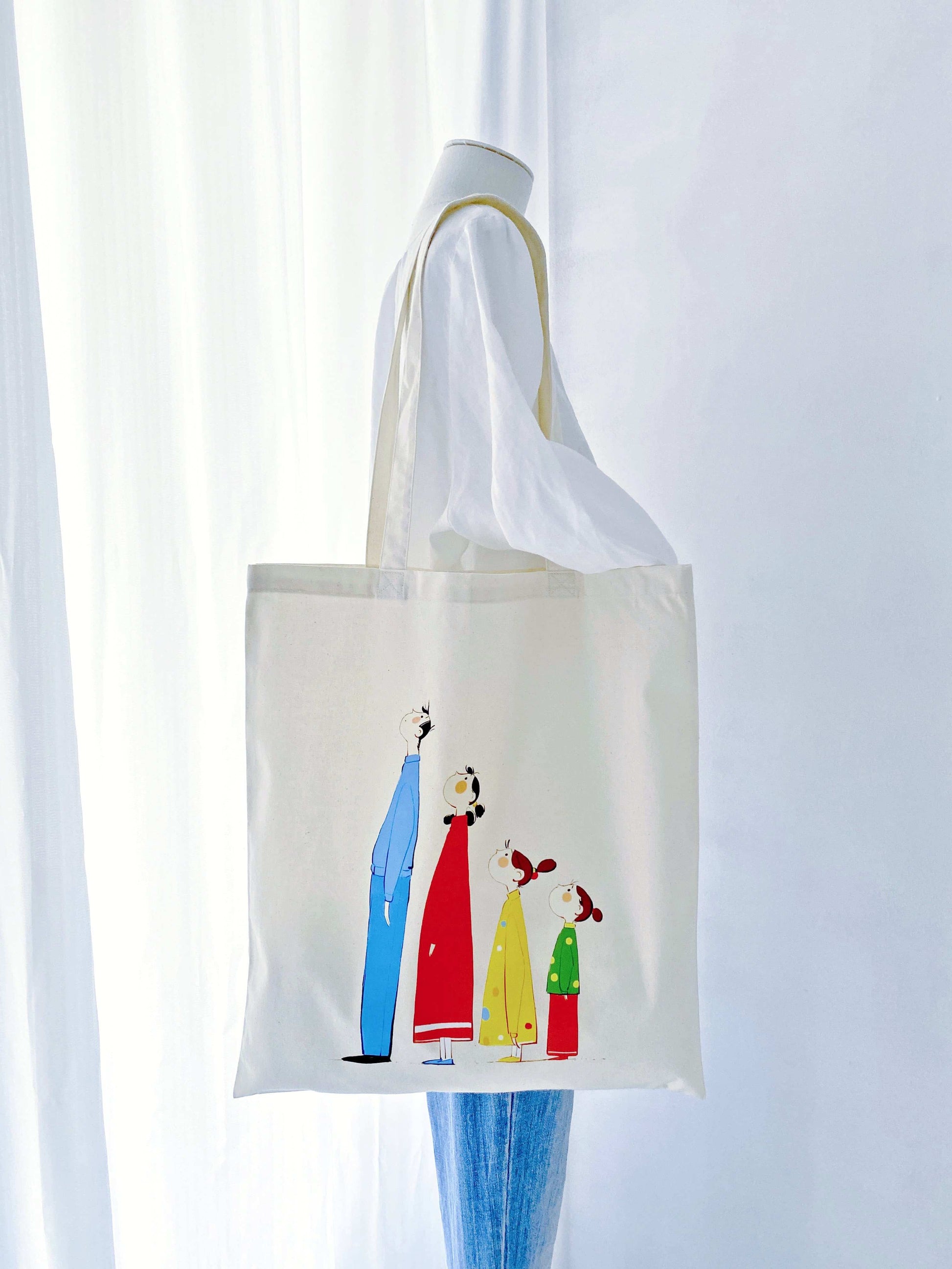 Lightweight cotton tote ideal for casual weekend getaways.