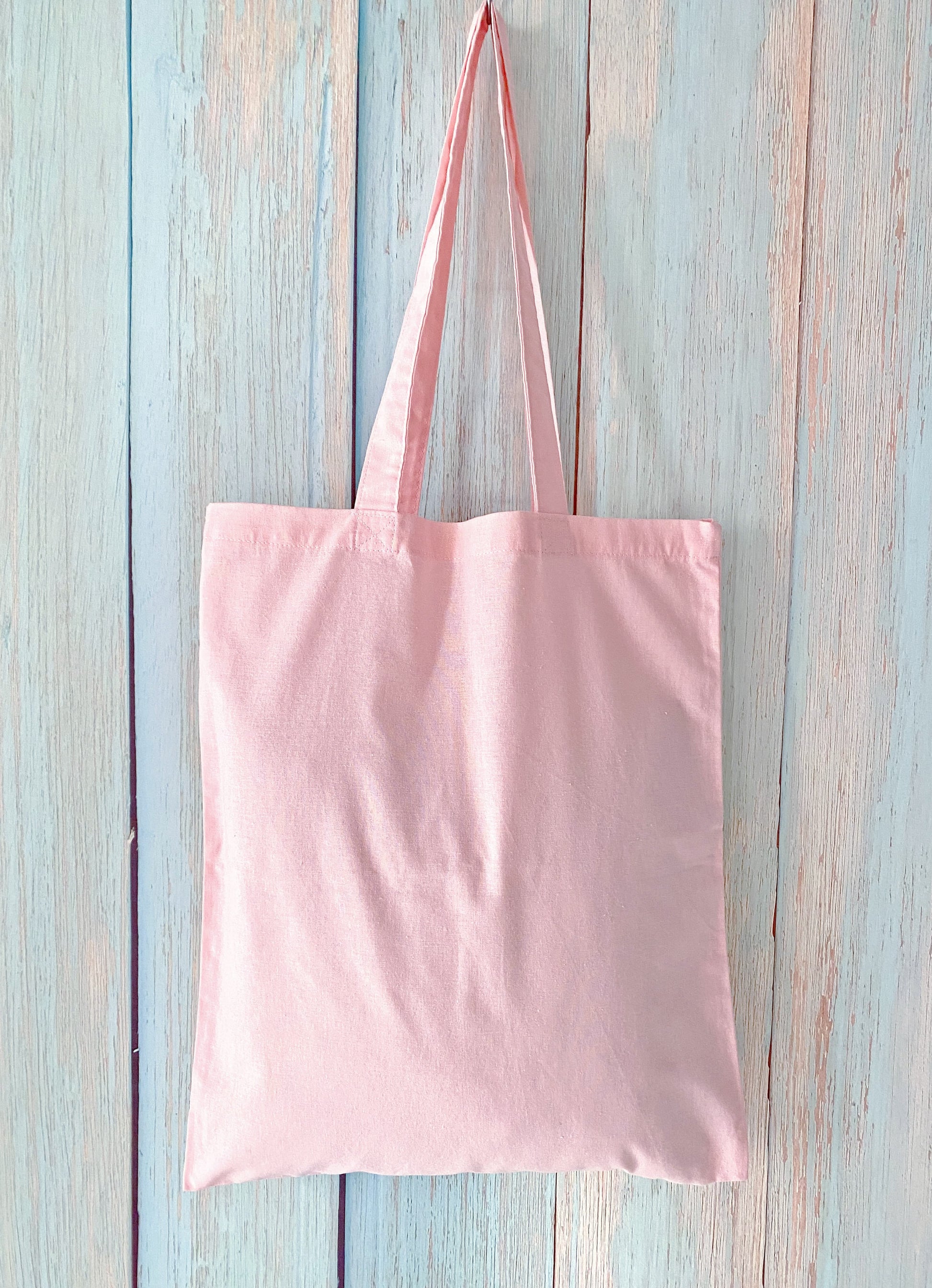 Relaxed-style cotton bag with airy construction and a tiny handwritten English touch