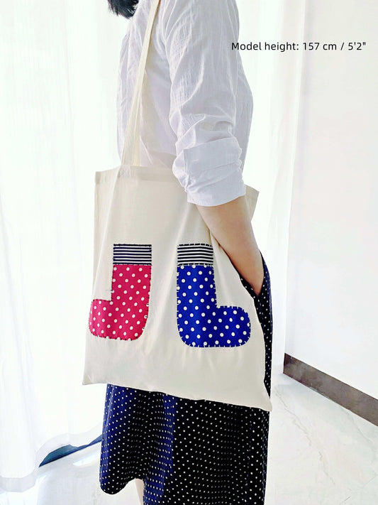 cotton shoulder bag that brings calm elegance to daily looks