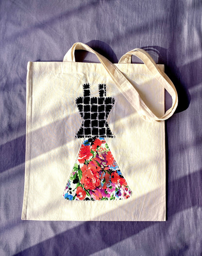 Durable and ultra-light cotton tote with  female figure for shoppers who love simple and mindful design.