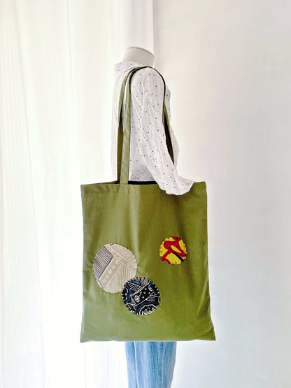 Relaxed women's shoulder tote in natural materials with intricate patchwork accents