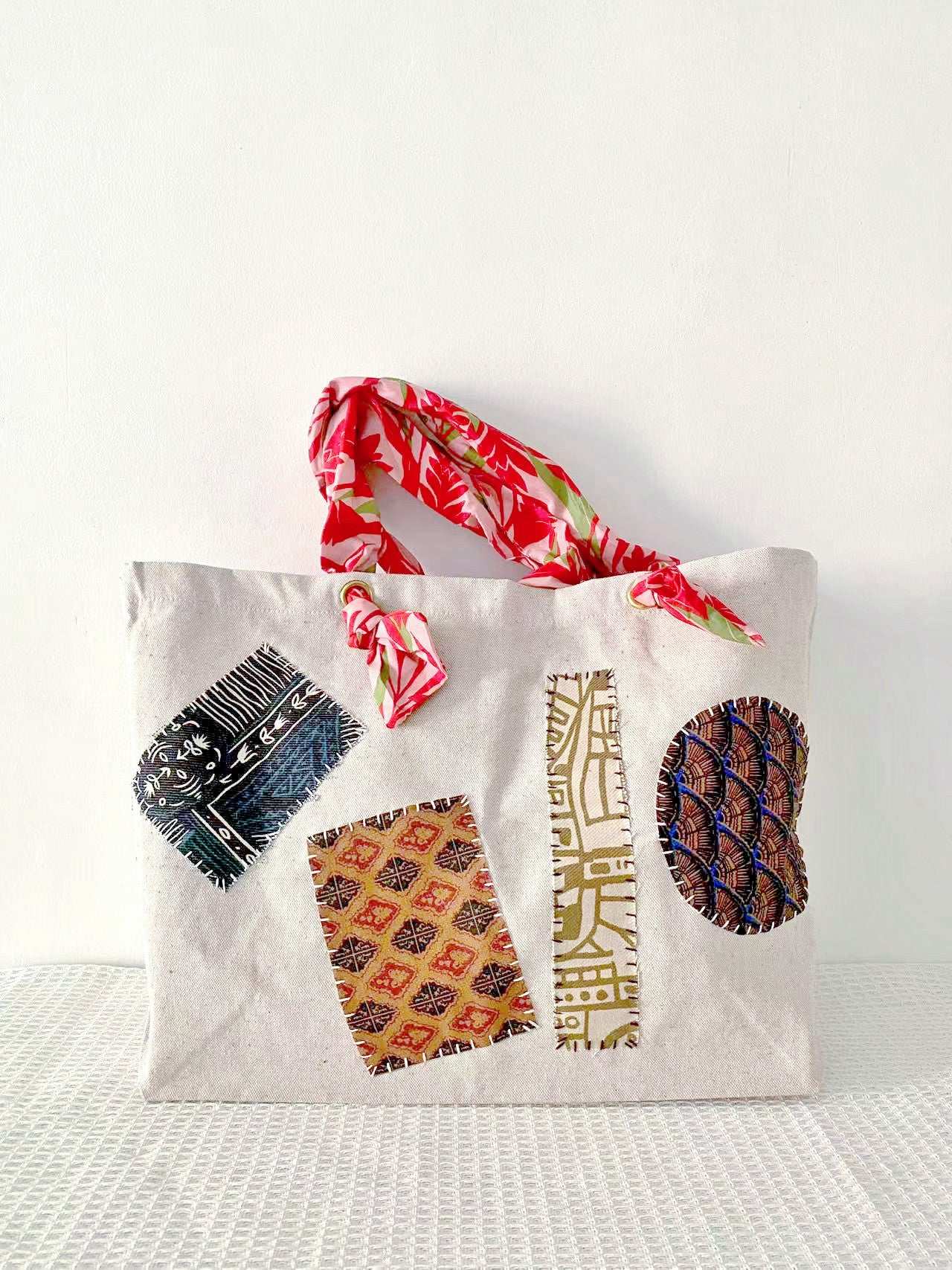 Creative sustainable tote inspired by bohemian and vintage lifestyle
