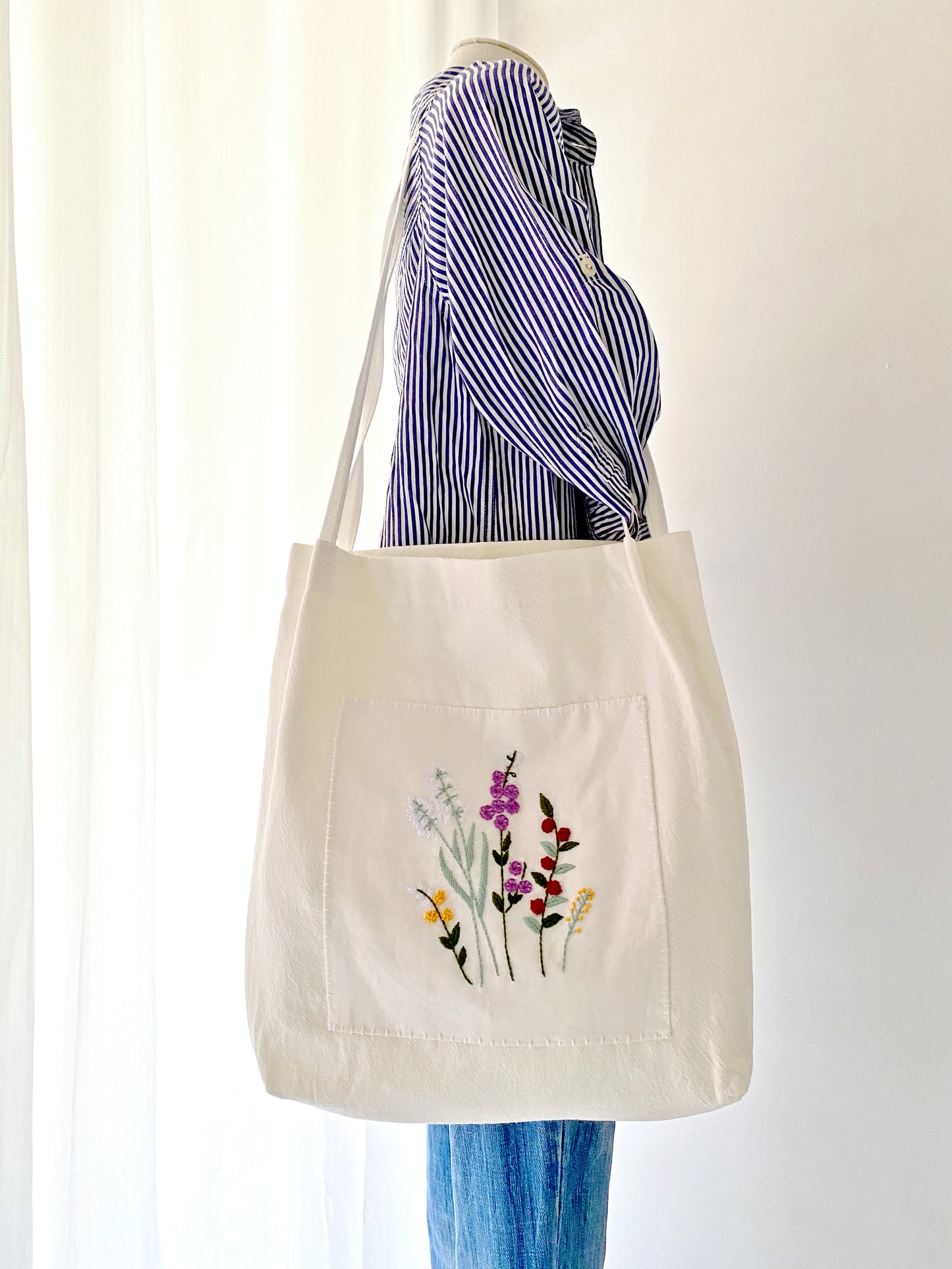 Minimalist sustainable linen bag with handcrafted floral embroidery